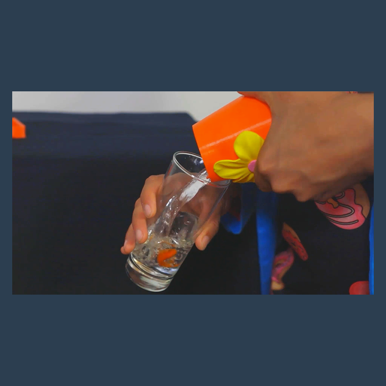 COMEDY WATERING CAN by Mago Flash